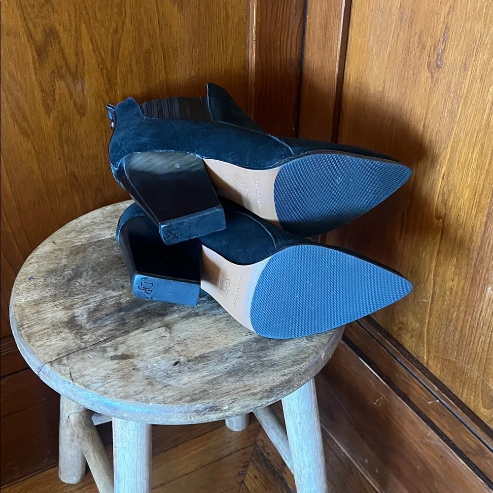 Elegant Black Donald J Pliner Suede Ankle Boots - Picture 3 of 6
